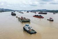 Foto Ilustrasi -- Aktivitas pengangkut batu bara yang melintasi sungai Mahakam, Samarinda, Kalimantan Timur. (ANTARA/M Risyal Hidayat)