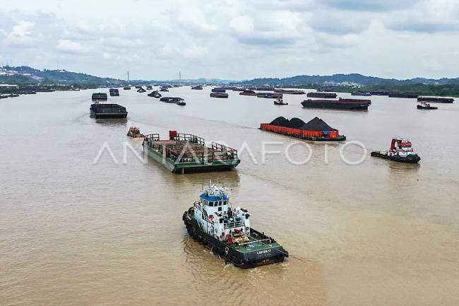 Foto Ilustrasi -- Aktivitas pengangkut batu bara yang melintasi sungai Mahakam, Samarinda, Kalimantan Timur. (ANTARA/M Risyal Hidayat)
