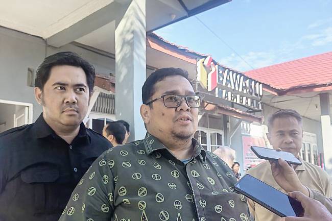 Ketua Badan Pengawas Pemilihan Umum (Bawaslu) RI Rahmat Bagja (tengah) di Kantor Bawaslu Kabupaten Barito Utara, Kalimantan Tengah, Selasa (5/8/2025). (ANTARA/Melalusa Susthira K)