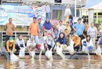 Dislutkan Kalteng melaksanakan pelepasan 5.000 benih ikan (restocking) di kawasan wisata waterfront Sungai Arut Kelurahan Mendawai, Kabupaten Kotawaringin Barat, Minggu (3/8/2025). (ANTARA/HO-Dislutkan Kalteng)
