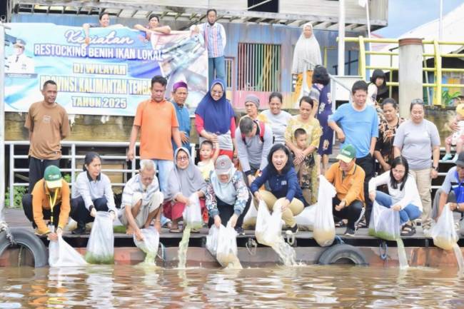 Dislutkan Kalteng melaksanakan pelepasan 5.000 benih ikan (restocking) di kawasan wisata waterfront Sungai Arut Kelurahan Mendawai, Kabupaten Kotawaringin Barat, Minggu (3/8/2025). (ANTARA/HO-Dislutkan Kalteng)
