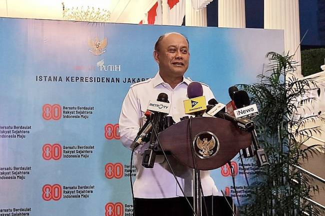 
Kepala Badan Gizi Nasional (BGN) Dadan Hindayana jumpa pers mengenai perkembangan pelaksanaan program makan bergizi gratis (MBG) di Istana Kepresidenan RI, Jakarta, Selasa (12/8/2025), setelah dia menghadap Presiden Prabowo Subianto. (ANTARA/Mentari D Gayati)