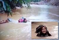 Bidan Dona Lubis (46) saat mengarungi derasnya Sungai Batang Pasaman akibat jembatan yang terputus sepanjang 15 meter di Nagari Cubadak Barat, Kecamatan Dua Koto, Kabupaten Pasaman, untuk mengobati pasien, Jumat (1/8/2025) lalu. (ANTARA/HO-Dona Lubis/arrahmah.id)
