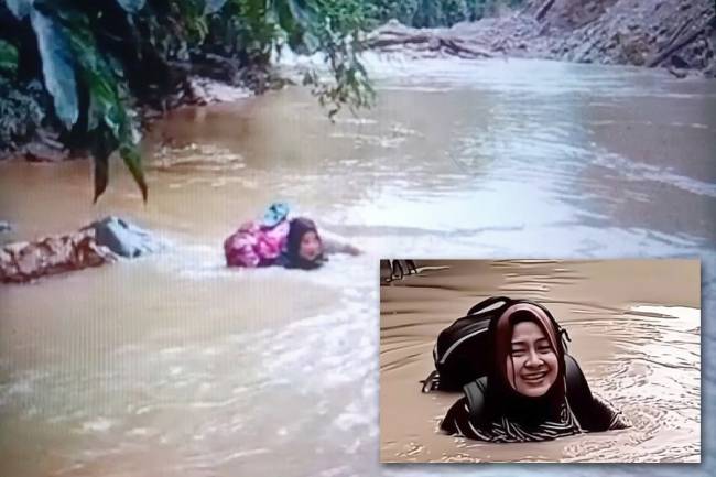 Bidan Dona Lubis (46) saat mengarungi derasnya Sungai Batang Pasaman akibat jembatan yang terputus sepanjang 15 meter di Nagari Cubadak Barat, Kecamatan Dua Koto, Kabupaten Pasaman, untuk mengobati pasien, Jumat (1/8/2025) lalu. (ANTARA/HO-Dona Lubis/arrahmah.id)
