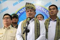 Kepala Badan Narkotika Nasional (BNN) Komjen Pol Marthinus Hukom (tengah) didampingi Kepala BNN Provinsi Kalbar Brigjen Pol Totok Lisdiarto (kanan) dan Bupati Sambas Satono (kiri) memberikan keterangan pers usai peresmian Kantor BNN Kabupaten Sambas, Kalimantan Barat, Rabu (13/8/2025). (ANTARA/HO-Jessica Helena Wuysang)