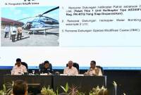 Deputi Bidang Penanganan Darurat BNPB RI Mayjen TNI Budi Irawan (kanan) mendampingi Menteri Lingkungan Hidup (LH) Hanif Faisol Nurofiq (kedua kiri) memberikan paparan dalam Rapat Koordinasi Pengendalian Karhutla 2025 di Banjarbaru, Kalimantan Selatan, Kamis (7/8/2025). (ANTARA/Tumpal Andani A)