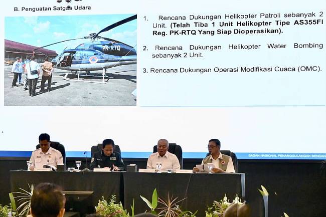 Deputi Bidang Penanganan Darurat BNPB RI Mayjen TNI Budi Irawan (kanan) mendampingi Menteri Lingkungan Hidup (LH) Hanif Faisol Nurofiq (kedua kiri) memberikan paparan dalam Rapat Koordinasi Pengendalian Karhutla 2025 di Banjarbaru, Kalimantan Selatan, Kamis (7/8/2025). (ANTARA/Tumpal Andani A)