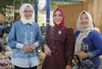 Kepala Disdikbud Kalsel (Kiri) foto bersama istri Gubernur Kalsel. Foto : MC Kalsel