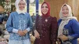 Kepala Disdikbud Kalsel (Kiri) foto bersama istri Gubernur Kalsel. Foto : MC Kalsel