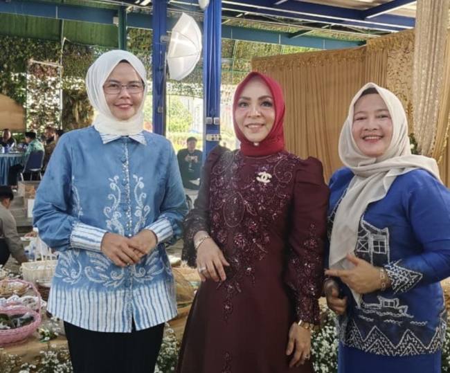 Kepala Disdikbud Kalsel (Kiri) foto bersama istri Gubernur Kalsel. Foto : MC Kalsel