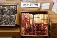 Deretan produk-produk Kosmetik Impor Ilegal saat konferensi pers satuan tugas pengawasan barang tertentu yang diberlakukan Tata Niaga Impor Ilegal di Kantor BPOM RI, Jakarta, Senin (30/9/2024). (CNBC Indonesia/Tri Susilo)