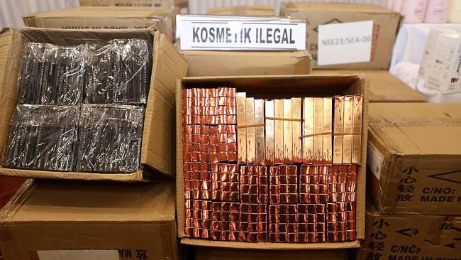 Deretan produk-produk Kosmetik Impor Ilegal saat konferensi pers satuan tugas pengawasan barang tertentu yang diberlakukan Tata Niaga Impor Ilegal di Kantor BPOM RI, Jakarta, Senin (30/9/2024). (CNBC Indonesia/Tri Susilo)