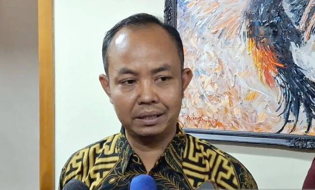 Ketua Komisi Pengaduan dan Penegakan Etika Pers Dewan Pers Muhammad Jazuli memberikan keterangan kepada wartawan di Gedung Dewan Pers, Jakarta, Selasa (5/8/2025). (ANTARA/Fianda Sjofjan R)
