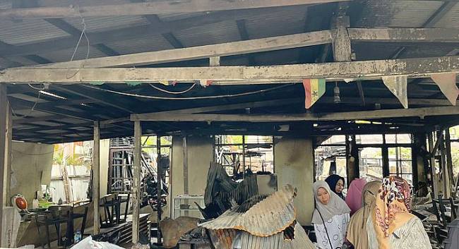 Eks rumah dinas TNI AD di Banjarmasin terbakar yang terbakar Selasa (12/8/2025) dini hari. (Foto: Khairun Nisa/detikKalimantan)