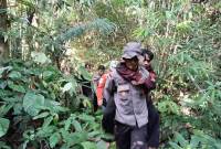 Evakuasi korban tersambar petir di Gunung Bawang Bengkayang, Kalbar, Minggu (3/8/2025). (ANTARA/HO-Humas Polres Bengkayang)
