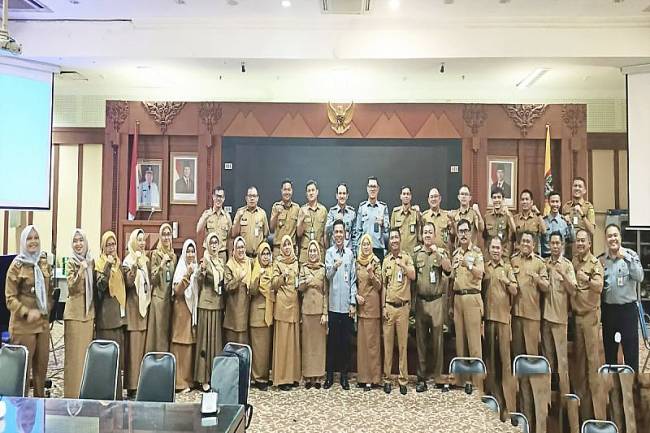 Kepala Divisi Peraturan Perundang-undangan dan Pembinaan Hukum Kantor Wilayah Kemenkum Kalsel Anton Edward Wardhana bersama para kepala desa/lurah yang telah dinyatakan lulus Peacemaker Training di Banjarmasin, Selasa (5/8/2025). (ANTARA/Firman)