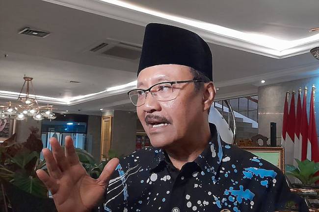 Menteri Sosial Saifullah Yusuf pada konferensi pers tentang penyaluran bantuan sosial (bansos) di Kantor Kemensos, Jakarta, Selasa (12/8/2025). (ANTARA/Lintang Budiyanti P)