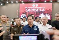 Menteri LH Hanif Faisol Nurofiq (tengah) memberikan keterangan setelah Rapat Koordinasi Pengendalian Karhutla 2025 di Banjarbaru, Kalimantan Selatan, Kamis (7/8/2025). (ANTARA/Tumpal Andani A)