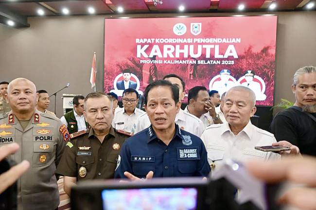 
Menteri LH Hanif Faisol Nurofiq (tengah) memberikan keterangan setelah Rapat Koordinasi Pengendalian Karhutla 2025 di Banjarbaru, Kalimantan Selatan, Kamis (7/8/2025). (ANTARA/Tumpal Andani A)