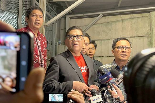 Sekretaris Jenderal PDI Perjuangan Hasto Kristiyanto (tengah) saat menginjakkan kaki keluar dari lingkungan Rumah Tahanan Komisi Pemberantasan Korupsi setelah resmi bebas usai mendapatkan amnesti Presiden Prabowo Subianto, di Jakarta, Jumat (1/8/2025). (ANTARA/Rio Feisal)