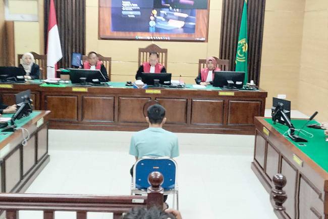 
Terdakwa In Dragon menjalani sidang putusan di Pengadilan Negeri Pariaman, Sumatera Barat. (ANTARA/Aadiaat MS)