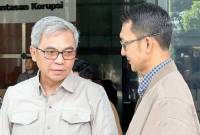 
Ketua Komisi Pemberantasan Korupsi Setyo Budiyanto (kiri) bersama Juru Bicara KPK Budi Prasetyo saat berbincang sebelum memberikan keterangan di Gedung Merah Putih KPK, Jakarta, Kamis (31/7/2025). (ANTARA/Rio Feisal)
