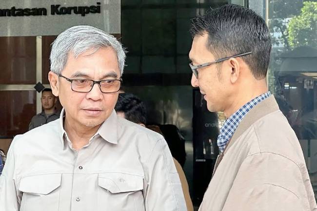 
Ketua Komisi Pemberantasan Korupsi Setyo Budiyanto (kiri) bersama Juru Bicara KPK Budi Prasetyo saat berbincang sebelum memberikan keterangan di Gedung Merah Putih KPK, Jakarta, Kamis (31/7/2025). (ANTARA/Rio Feisal)
