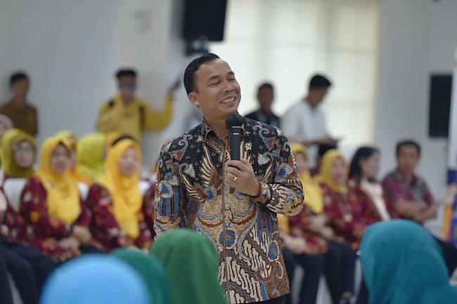 Mendukbangga/Kepala BKKBN Wihaji saat berdialog bersama para kader dalam kunjungannya di Kota Malang, Jawa Timur, pada Selasa (12/8/2025). (ANTARA/HO-Kemendukbangga/BKKBN)