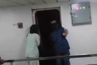 Para penumpang KM Sabuk Nusantara 88 telah dievakuasi usai insiden kandas dan senggolan dengan kapal tongkang batu bara di alur pelayaran muara Sungai Mahakam, pada Rabu (7/8) sekitar pukul 21.00 WITA. (ANTARA/HO-Dok KSOP Samarinda)