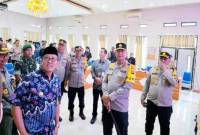 Kapolda Kalteng Irjen Pol Iwan Kurniawan (kedua kanan) bersama Pj Bupati Indra Gunawan (kiri), unsur FKPD, Sekda dan pejabat lainnya saat memantau kegiatan rapat pleno Kecamatan Teweh Tengah di Muara Teweh, Kamis (7/8/2025). (ANTARA/Dokumentasi Pribadi)