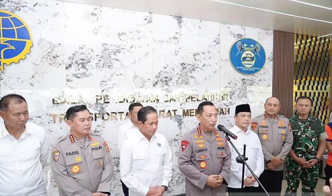 Kapolri Jenderal Polisi Listyo Sigit (keempat kiri) memberikan keterangan pers usai rapat Koordinasi Pengendalian Karhutla yang digelar di Kabupaten Mempawah, Kalimantan Barat, Jumat (8/8/2025). (ANTARA/HO-Prokopim Kalbar)