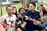 Menteri Sekretaris Negara sekaligus Juru Bicara Presiden RI Prasetyo Hadi (kiri) menjawab pertanyaan wartawan saat dia ditemui selepas meninjau gladi kotor Upacara Penurunan Bendera Merah Putih di Istana Merdeka, Jakarta, Rabu (13/8/2025). (ANTARA/Genta Tenri M)
