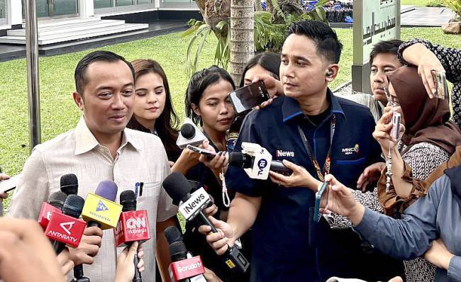 Menteri Sekretaris Negara sekaligus Juru Bicara Presiden RI Prasetyo Hadi (kiri) menjawab pertanyaan wartawan saat dia ditemui selepas meninjau gladi kotor Upacara Penurunan Bendera Merah Putih di Istana Merdeka, Jakarta, Rabu (13/8/2025). (ANTARA/Genta Tenri M)
