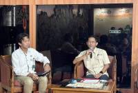 Direktur Penanganan Konflik Tenurial dan Hutan Adat (PKTHA) Kemenhut Julmansyah (kanan) dalam taklimat media dalam rangka Hari Masyarakat Adat Internasional di Jakarta, Kamis (7/8/2025). (ANTARA/Prisca Triferna)
