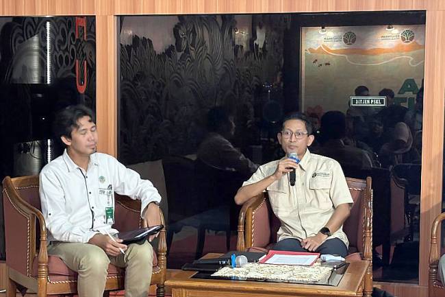 Direktur Penanganan Konflik Tenurial dan Hutan Adat (PKTHA) Kemenhut Julmansyah (kanan) dalam taklimat media dalam rangka Hari Masyarakat Adat Internasional di Jakarta, Kamis (7/8/2025). (ANTARA/Prisca Triferna)