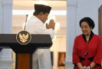 Presiden Prabowo Subianto (kiri) berbincang dengan Ketua Umum PDIP, Megawati Soekarnoputri (kanan), usai menyampaikan keterangan pers di Istana Merdeka, Jakarta, Minggu (31/8/2025). (ANTARA FOTO/Galih Pradipta)