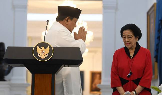 
Presiden Prabowo Subianto (kiri) berbincang dengan Ketua Umum PDIP, Megawati Soekarnoputri (kanan), usai menyampaikan keterangan pers di Istana Merdeka, Jakarta, Minggu (31/8/2025). (ANTARA FOTO/Galih Pradipta)