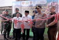 Penjabat Sekda Banjar Ikhwansyah didampingi Dandim 1006/Banjar dan Kapolres Banjar memotong pita menandai peresmian salah satu titik sumur bor di Jalan Panglima Ragen RT 06 RW 03, Desa Pasar Jati, Kecamatan Astambul, Kabupaten Banjar, Rabu (6/8/2025). (ANTARA/HO-Medcen Pemkab Banjar)
