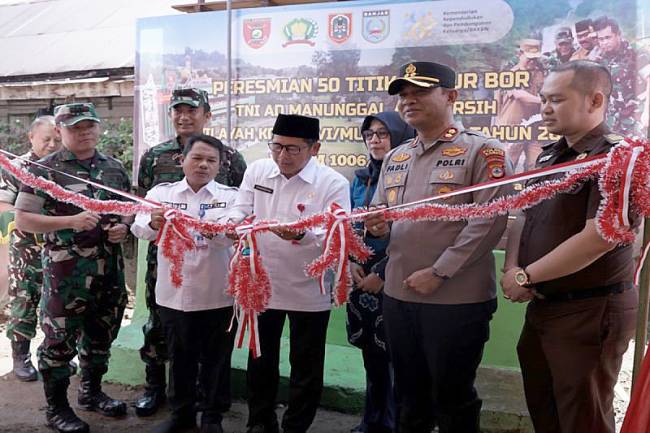 Penjabat Sekda Banjar Ikhwansyah didampingi Dandim 1006/Banjar dan Kapolres Banjar memotong pita menandai peresmian salah satu titik sumur bor di Jalan Panglima Ragen RT 06 RW 03, Desa Pasar Jati, Kecamatan Astambul, Kabupaten Banjar, Rabu (6/8/2025). (ANTARA/HO-Medcen Pemkab Banjar)