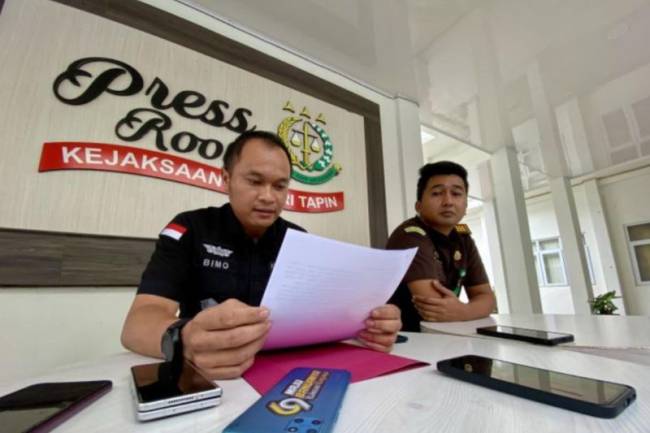 Kepala Seksi Tindak Pidana Khusus Kejari Tapin Bimo Bayu Aji Kiswanto (kiri) dan Kepala Seksi Intelijen Kejari Tapin Hendro Nugroho (kanan) menyampaikan penetapan R sebagai tersangka korupsi proyek jembatan saat konferensi pers di Kantor Kejaksaan Negeri Tapin, Rantau, Kabupaten Tapin, Selasa (5/8/2025). (ANTARA/M Rastaferian Pasya)