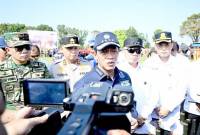 Menteri Lingkungan Hidup (LH) Hanif Faisol Nurofiq (tengah) memberikan keterangan usai mengikuti Apel Kesiapsiagaan Bencana Karhutla 2025 di Banjarbaru, Kalimantan Selatan, Kamis (7/8/2025). (ANTARA/Tumpal Andani A)