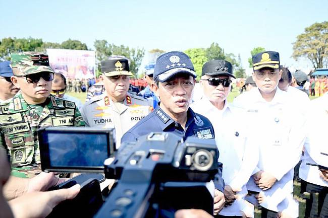 Menteri Lingkungan Hidup (LH) Hanif Faisol Nurofiq (tengah) memberikan keterangan usai mengikuti Apel Kesiapsiagaan Bencana Karhutla 2025 di Banjarbaru, Kalimantan Selatan, Kamis (7/8/2025). (ANTARA/Tumpal Andani A)