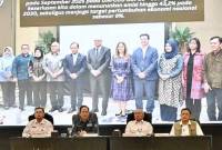 
Menteri LH Hanif Faisol Nurofiq (kedua kiri depan) memberikan paparan dalam Rapat Koordinasi Pengendalian Karhutla 2025 di Banjarbaru, Kalimantan Selatan, Kamis (7/8/2025). (ANTARA/Tumpal Andani A)