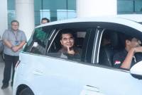 Staf Ahli Ekonomi dan Pembangunan Provinsi Kalimantan Selatan Miftahul Chair (duduk di belakang) menumpang kendaraan listrik yang diluncurkan PT Angkasa Pura I di Bandara Internasional Syamsudin Noor Banjarmasin, Kota Banjarbaru pada beberapa waktu lalu. (ANTARA/HO-Pemprov Kalsel)