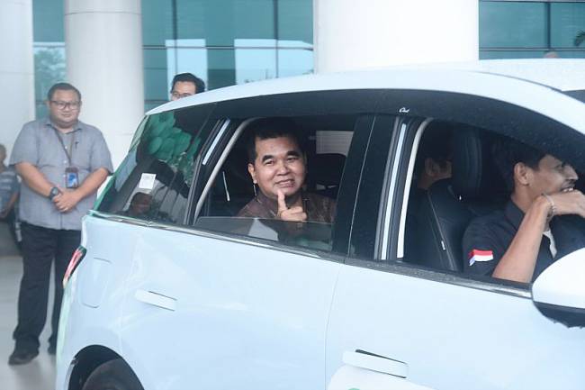 Staf Ahli Ekonomi dan Pembangunan Provinsi Kalimantan Selatan Miftahul Chair (duduk di belakang) menumpang kendaraan listrik yang diluncurkan PT Angkasa Pura I di Bandara Internasional Syamsudin Noor Banjarmasin, Kota Banjarbaru pada beberapa waktu lalu. (ANTARA/HO-Pemprov Kalsel)