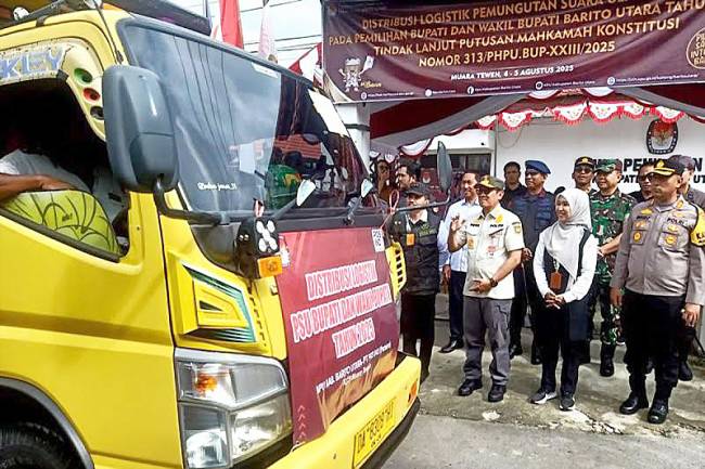 Pj Bupati Barito Utara Indra Gunawan (kiri), pejabat dari Kemenkopolhukam, Ketua KPU Barito Utara Siska Dewi Lestari melepas distribusi logistik PSU pilkada di Muara Teweh, Senin (4/8/2025). (ANTARA/Dokumen Pribadi)