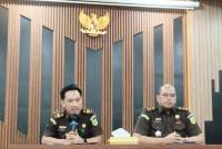 Kasi Intel Kejari Tabalong M Fadhil (kiri) dan Kasi Pidsus Andi Hamzah Kusumaatmadja saat jumpa pers terkait penetapan tersangka mantan Bupati Tabalong AS terkait dugaan tindak pidana korupsi kerja sama bahan olahan karet di Tanjung, Provinsi Kalimantan Selatan, Kamis (28/8/2025) dinihari. (ANTARA/Herlina Lasmianti)
