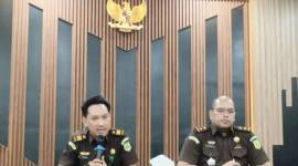 Kasi Intel Kejari Tabalong M Fadhil (kiri) dan Kasi Pidsus Andi Hamzah Kusumaatmadja saat jumpa pers terkait penetapan tersangka mantan Bupati Tabalong AS terkait dugaan tindak pidana korupsi kerja sama bahan olahan karet di Tanjung, Provinsi Kalimantan Selatan, Kamis (28/8/2025) dinihari. (ANTARA/Herlina Lasmianti)
