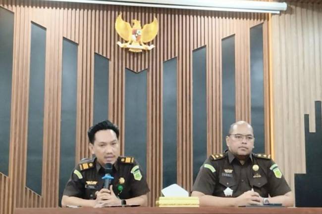 Kasi Intel Kejari Tabalong M Fadhil (kiri) dan Kasi Pidsus Andi Hamzah Kusumaatmadja saat jumpa pers terkait penetapan tersangka mantan Bupati Tabalong AS terkait dugaan tindak pidana korupsi kerja sama bahan olahan karet di Tanjung, Provinsi Kalimantan Selatan, Kamis (28/8/2025) dinihari. (ANTARA/Herlina Lasmianti)

