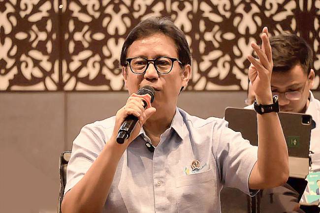 Menteri Kesehatan (Menkes) RI Budi Gunadi Sadikin memberikan paparan di Universitas Negeri Padang, Sumatera Barat, Senin (11/8/2025). (ANTARA/M Zulfikar)